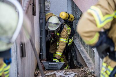 Esslingen-Pliensauvorstadt: Dehnfuge brennt zwischen zwei Gebaeuden